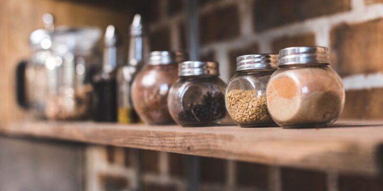 Transforme tábuas esquecidas em belíssimas prateleiras de madeira