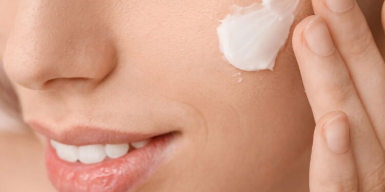 Protetor solar - Créditos: depositphotos.com / serezniy