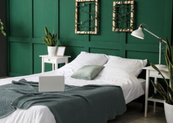 Ideias criativas para destacar a parede atrás da cama sem gastar muito