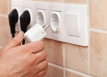 Quais aparelhos você deve desligar antes de sair de casa, segundo especialistas