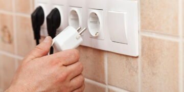 Quais aparelhos você deve desligar antes de sair de casa, segundo especialistas