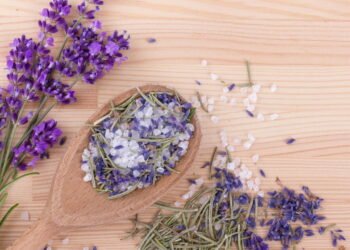 Ervas secas e sal viram tempero leve e aromático para usar todos os dias