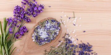 Ervas secas e sal viram tempero leve e aromático para usar todos os dias