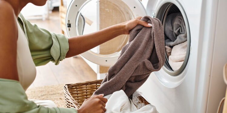 Secar roupas - Créditos: depositphotos.com / HayDmitriy