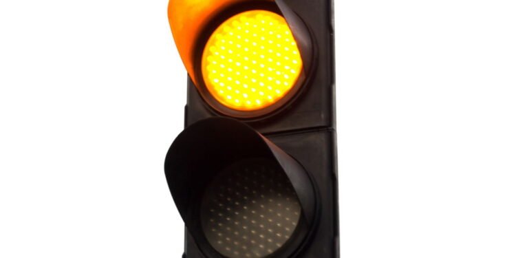 Atenção no sinal amarelo -Cuidados no sinal amarelo - Créditos: depositphotos.com / fnalphotos