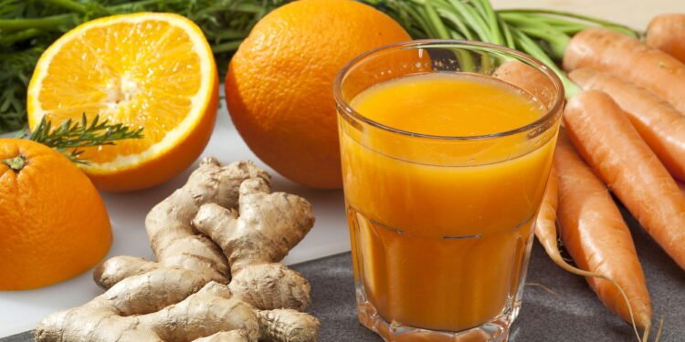 O suco de cenoura, cúrcuma e laranja oferece uma combinação de nutrientes - Créditos: depositphotos.com / Multiart