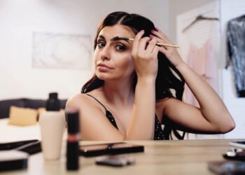 Veja como cuidar das sobrancelhas em casa e valorizar seu olhar sem gastar em salão