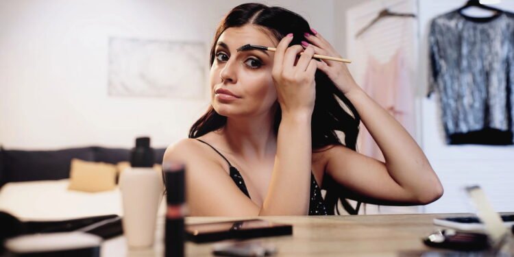 Economize fazendo suas próprias sobrancelhas - Créditos: depositphotos.com / RostyslavOleksin