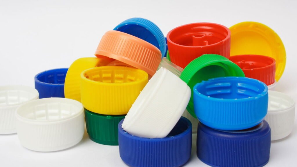 Aprenda este truque simples com tampinhas que protege suas plantas de pragas