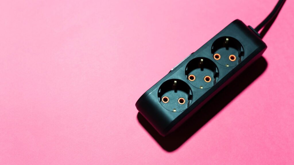 5 tomadas inteligentes que vão te ajudar a economizar na conta de luz