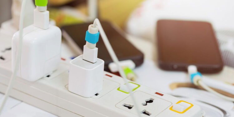 5 tomadas inteligentes que vão te ajudar a economizar na conta de luz