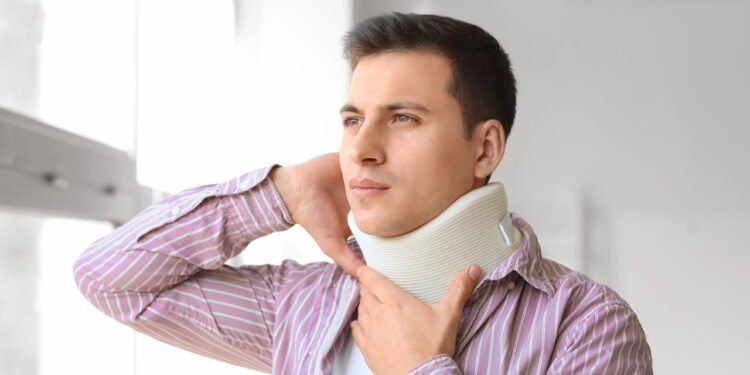 Dor cervical pode ser evitada com alongamento e pequenas mudanças