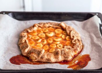 Torta de banana com canela fica pronta em 1 hora e rende até 10 fatias