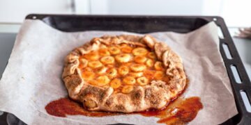 Torta de banana com canela fica pronta em 1 hora e rende até 10 fatias