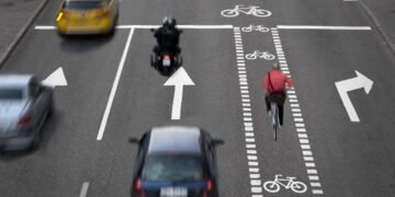 Posso virar à direita saindo da faixa do meio enquanto o sinal estiver vermelho?