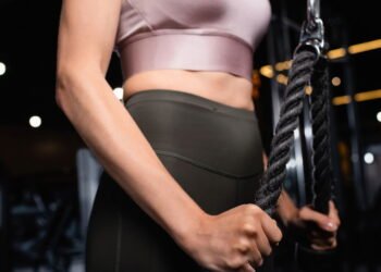 6 exercícios simples para fortalecer o tríceps em casa