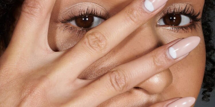 Nova tendência para unhas - Fazer a unha exige atenção aos produtos - Créditos: depositphotos.com / AllaSerebrina