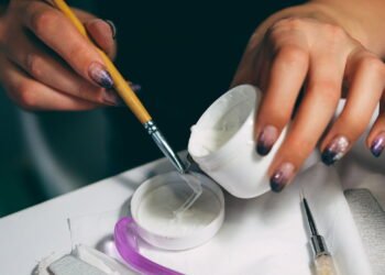 Unhas de gel estão proibidas; e agora como vai ser?