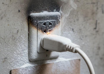 O pó branco que você não vê na sua tomada pode causar incêndio na sua casa
