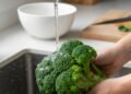 O truque para lavar brócolis e eliminar todos os vermes em 5 minutos
