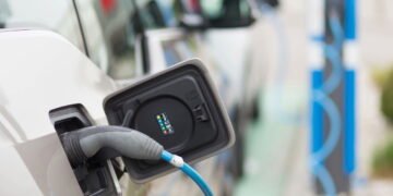 Carros híbridos com motor duplo estão virando tendência no Brasil urbano