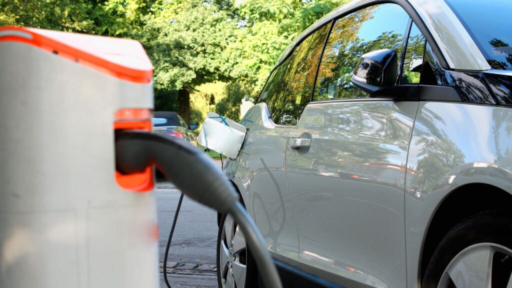 Carros híbridos com motor duplo estão virando tendência no Brasil urbano