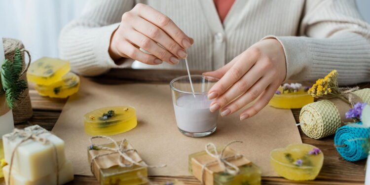 Casa sempre cheirosa com velas aromáticas - Créditos: depositphotos.com / IgorVetushko