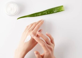 Mulheres 40+ estão trocando cosméticos caros por essa planta fácil de cultivar