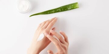 Mulheres 40+ estão trocando cosméticos caros por essa planta fácil de cultivar