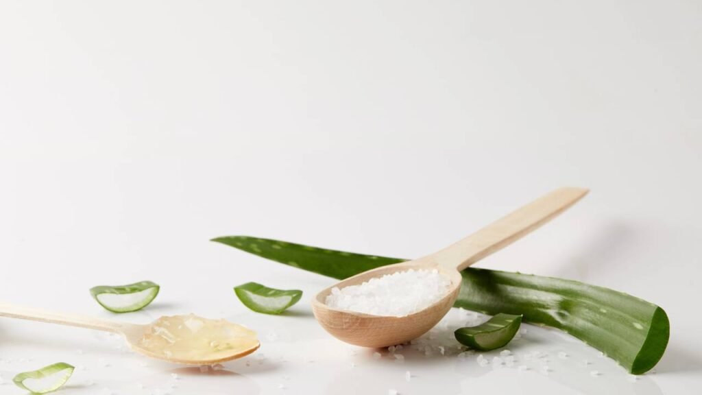 Mulheres 40+ estão trocando cosméticos caros por essa planta fácil de cultivar