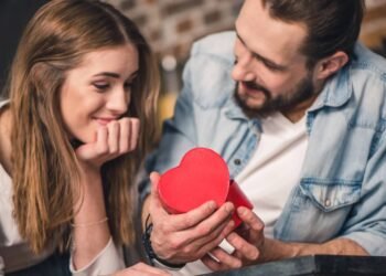 Como identificar sinais que uma pessoa está apaixonada por você