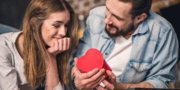 Como identificar sinais que uma pessoa está apaixonada por você