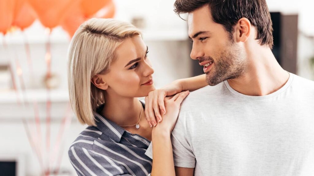Como identificar sinais que uma pessoa está apaixonada por você