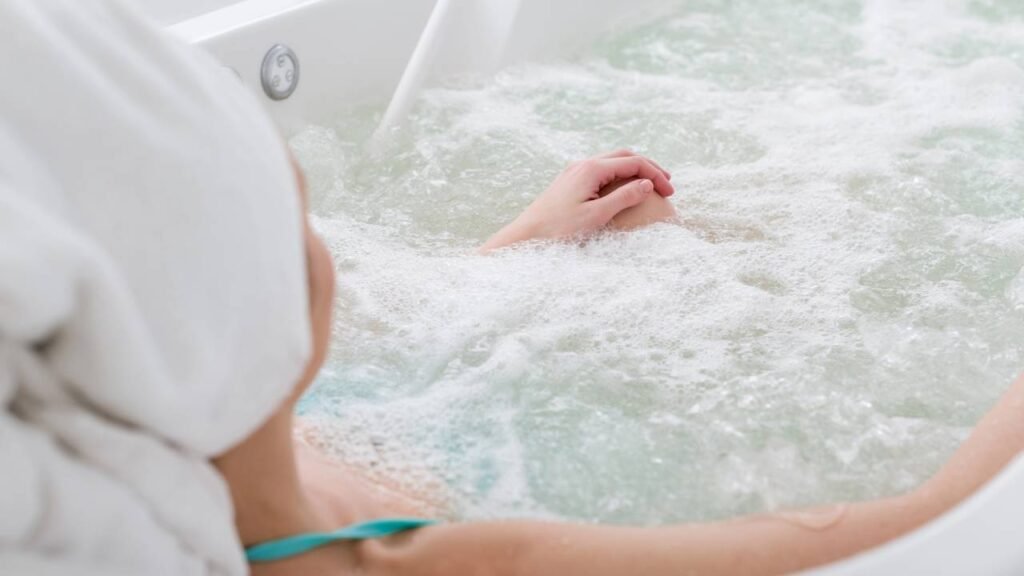 Como preparar um banho com sal grosso para expulsar as energias negativas