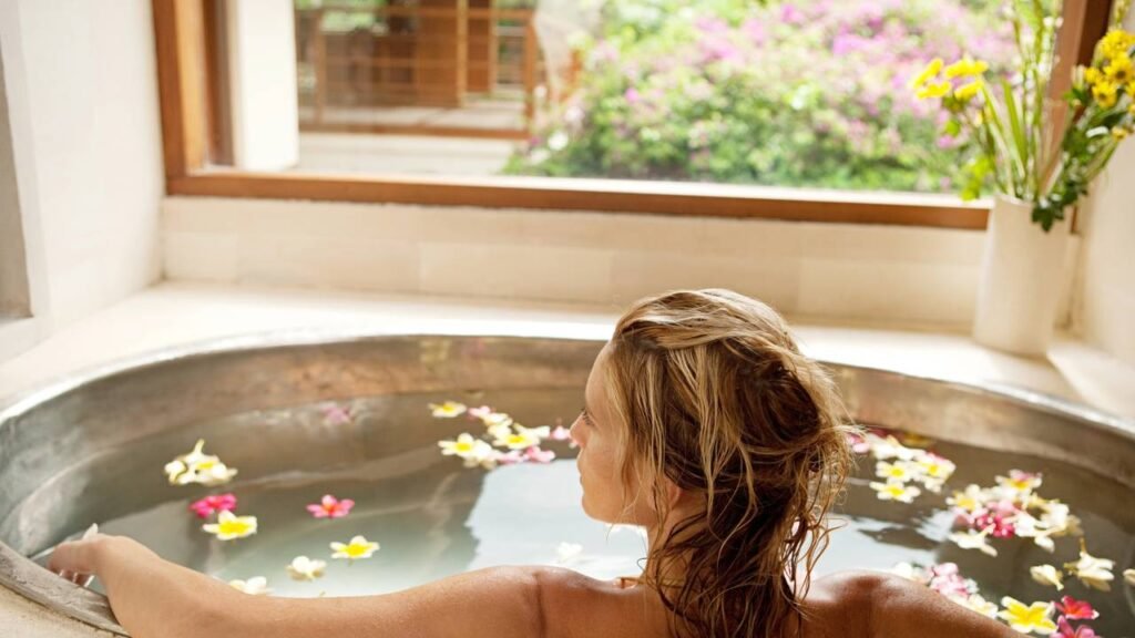 Como preparar um banho com sal grosso para expulsar as energias negativas