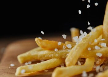 É por isso que você deve borrifar vinagre nas batatas antes de fritar