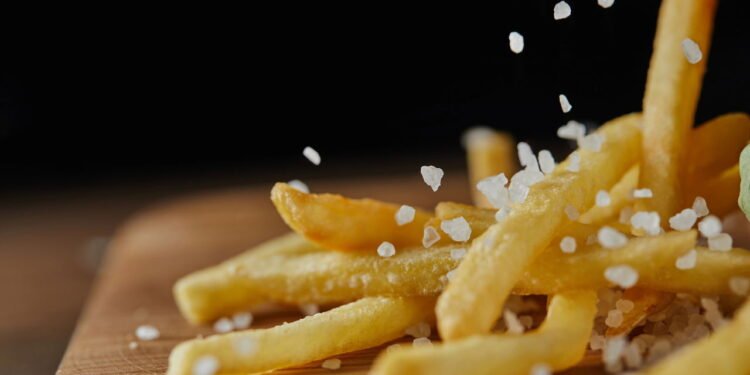 É por isso que você deve borrifar vinagre nas batatas antes de fritar