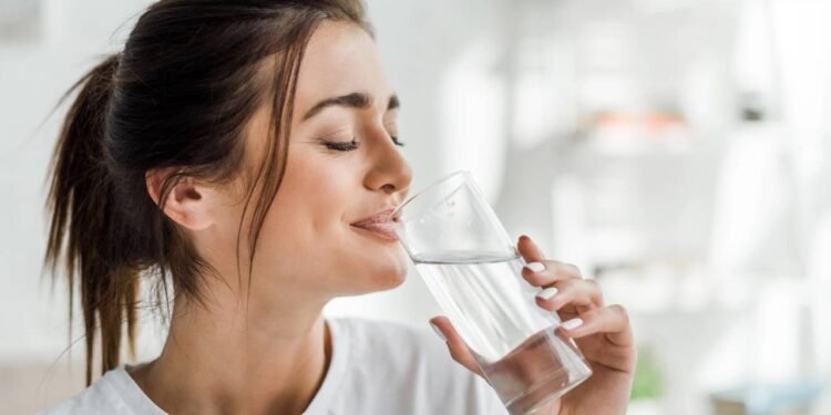 Benefícios de beber água em jejum e antes de todas as refeições