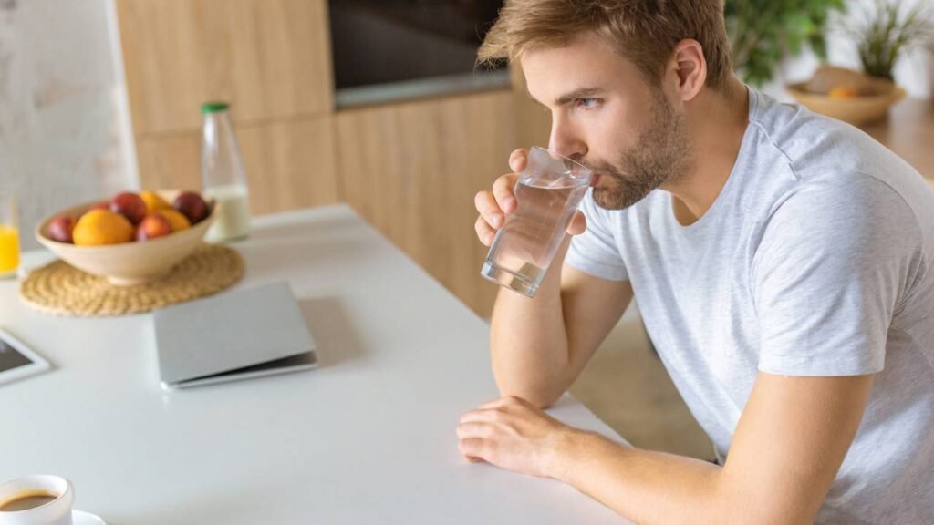 Benefícios de beber água em jejum e antes de todas as refeições