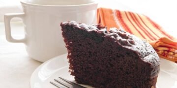 Bolo de chocolate saudável com apenas 4 ingredientes para quem não quer sair da dieta