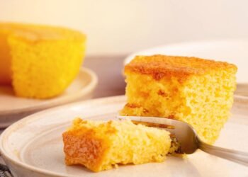 Receita de bolo de fubá com erva-doce que vai derreter na boca