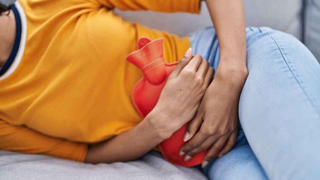 Truques naturais que aliviam cólica sem remédio e sem esforço