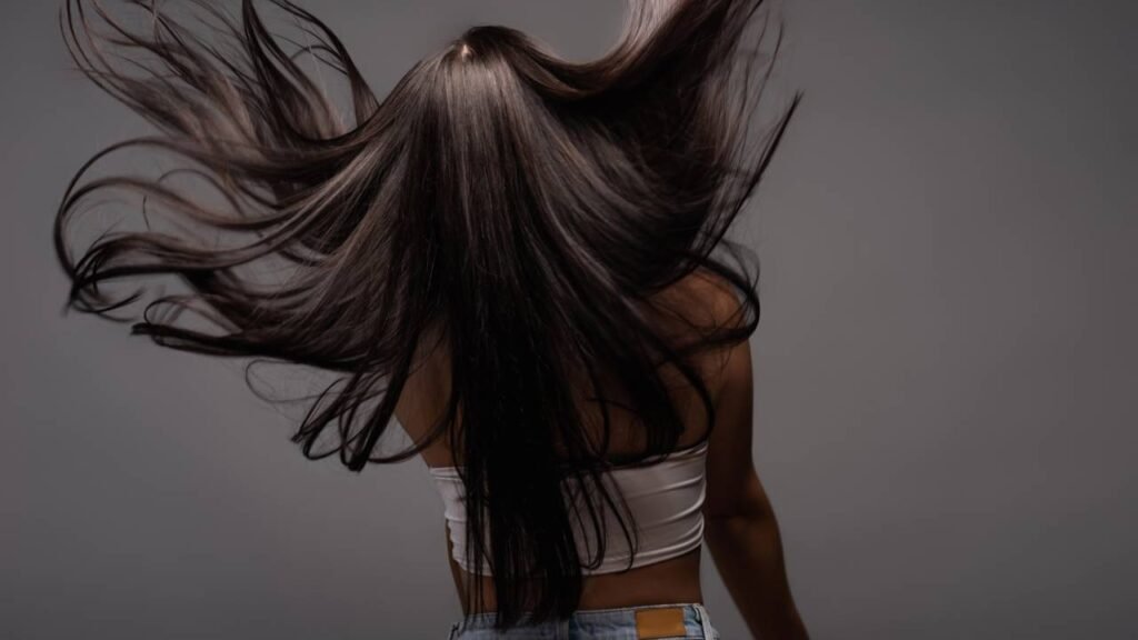 Vinagre no cabelo pode parecer loucura, mas vai transformar seus fios