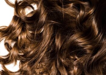 Mulheres acima dos 40 estão adotando essas cores e parecendo 10 anos mais jovens