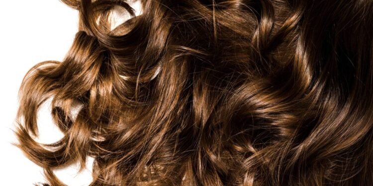 Mulheres acima dos 40 estão adotando essas cores e parecendo 10 anos mais jovens