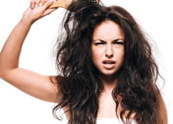 Como evitar que o cabelo crespo fique ressecado durante dias secos