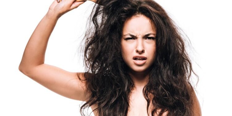 Como evitar que o cabelo crespo fique ressecado durante dias secos