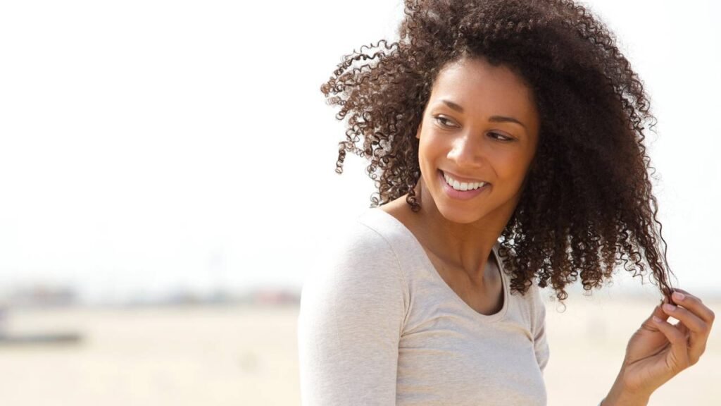 Como evitar que o cabelo crespo fique ressecado durante dias secos