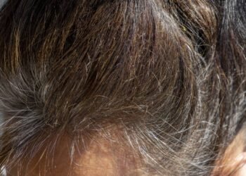 Como cuidar de cabelos grisalhos da forma correta e evitar o amarelado