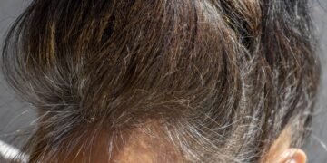 Como cuidar de cabelos grisalhos da forma correta e evitar o amarelado